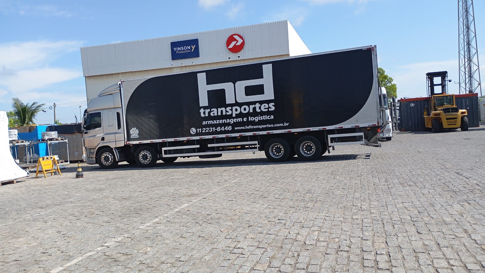 Caminhão da HD Transportes em operação de transporte farmacêutico com rastreamento